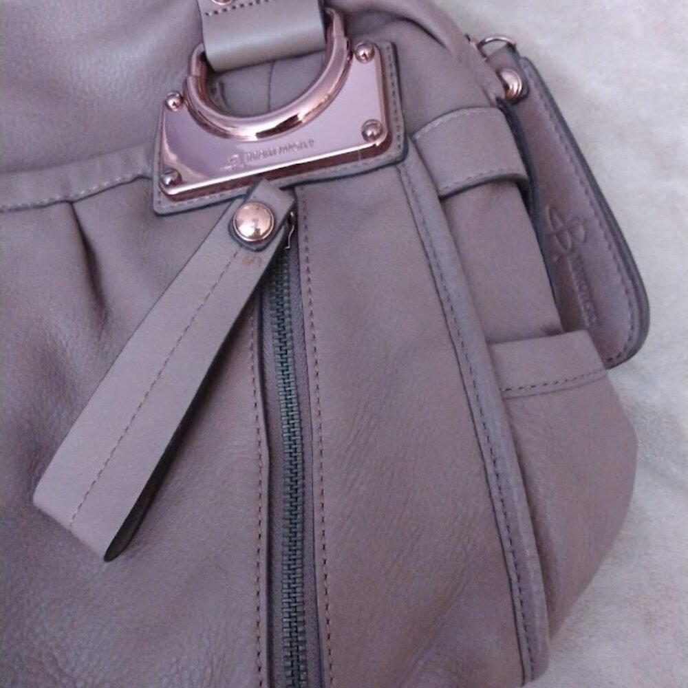 B MAKOWSKY Taupe Soft Leather Handbag Purse Shoulder Bag Large Rosegold Accents - Picture 9 of 11